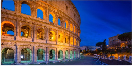 WallClassics - Poster Glanzend – Voetpad langs Colloseum van Rome in de Avond - 100x50 cm Foto op Posterpapier met Glanzende Afwerking