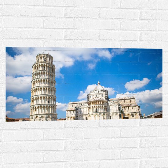 WallClassics - Muursticker - Toeristische Toren van Pisa in Italië - 100x50 cm Foto op Muursticker