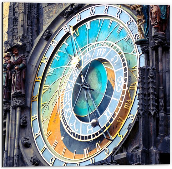 Dibond - Gekleurde Klok op Kerktoren - 50x50 cm Foto op Aluminium (Wanddecoratie van metaal)