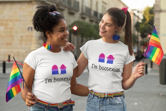 Shirt - I’m boosexual - Wurban Wear | Grappig shirt | Pride | Unisex tshirt | Pride vlag | Regenboog vlag | LGBTQ | Make up | Gay | Liefde | Wit
