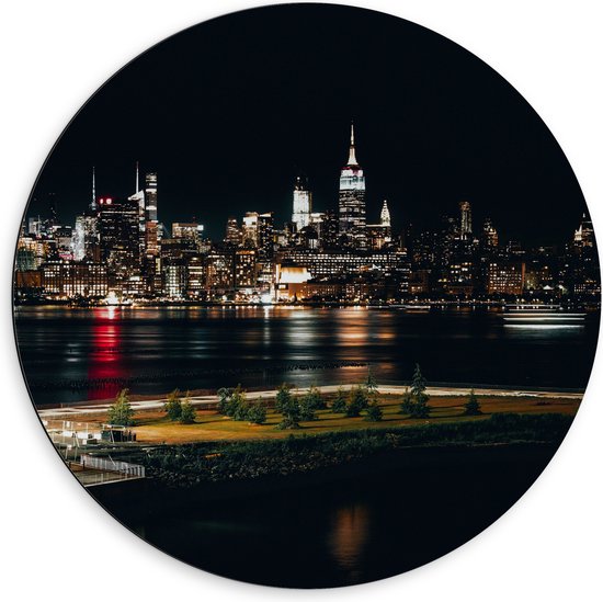 Dibond Muurcirkel - Skyline in New York in de Nacht - 60x60 cm Foto op Aluminium Muurcirkel (met ophangsysteem)