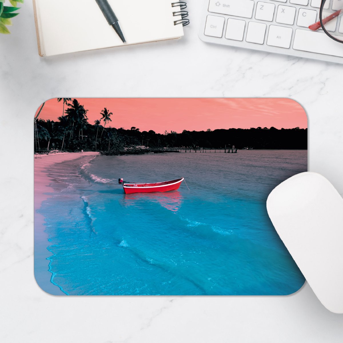 Muismat - Rood Bootje aan de Kust bij Palmbomen - 25x18 cm - 2 mm Dik - Muismat van Vinyl