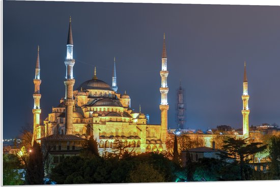 WallClassics - PVC Schuimplaat - Sultan AhmetMoskee in de Nacht in Istanbul, Turkije - 90x60 cm Foto op PVC Schuimplaat (Met Ophangsysteem)