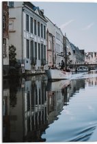 Dibond - Gebouwen aan het Water met Boot - 50x75 cm Foto op Aluminium (Met Ophangsysteem)