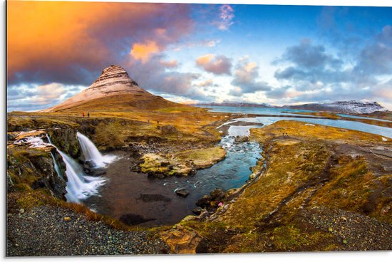 Dibond - Kirkjuffel Berg in Landschap van IJsland - 75x50 cm Foto op Aluminium (Wanddecoratie van metaal)