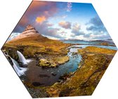 Dibond Hexagon - Kirkjuffel Berg in Landschap van IJsland - 80x69.6 cm Foto op Hexagon (Met Ophangsysteem)