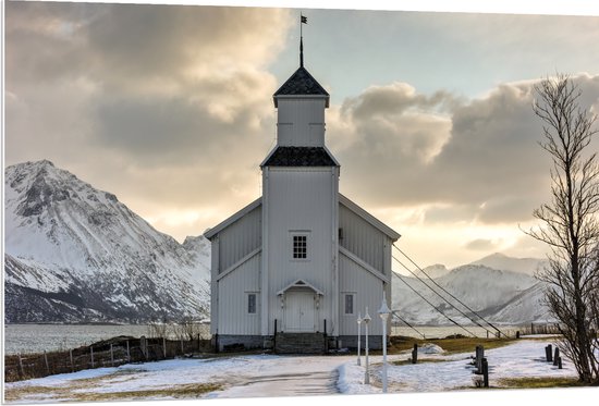 PVC Schuimplaat - Gimsoy Kerk in Noorwegen tijdens Zachte Winterdag - 120x80 cm Foto op PVC Schuimplaat (Met Ophangsysteem)