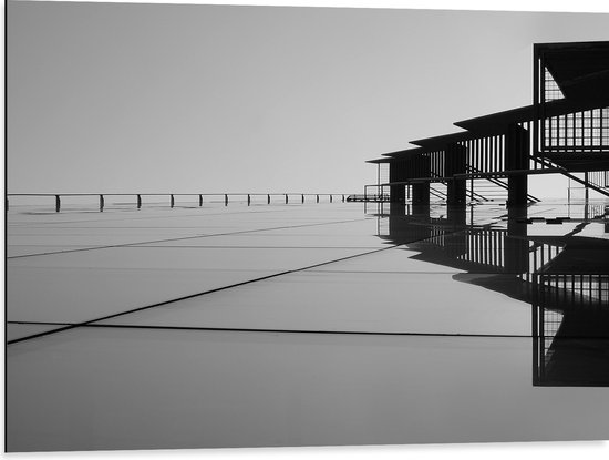 Dibond - Zwart Wit Gebouw met Balkon - 80x60 cm Foto op Aluminium (Met Ophangsysteem)