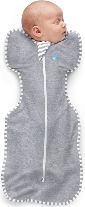 Baby slaapt in grijze Swaddle UP slaapzak met strepenranden op witte achtergrond.