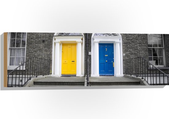 Hout - Gebouw met Gele en Blauwe Voordeuren - 90x30 cm - 9 mm dik - Foto op Hout (Met Ophangsysteem)