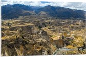 WallClassics - Acrylglas - Uitzicht over Bergen in Peru - 105x70 cm Foto op Acrylglas (Met Ophangsysteem)