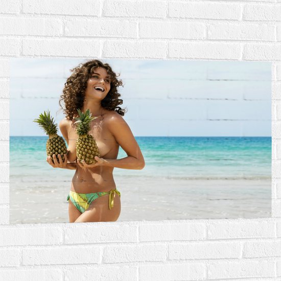 Muursticker - Vrouw met Ananassen voor Borsten aan het Strand - 90x60 cm Foto op Muursticker
