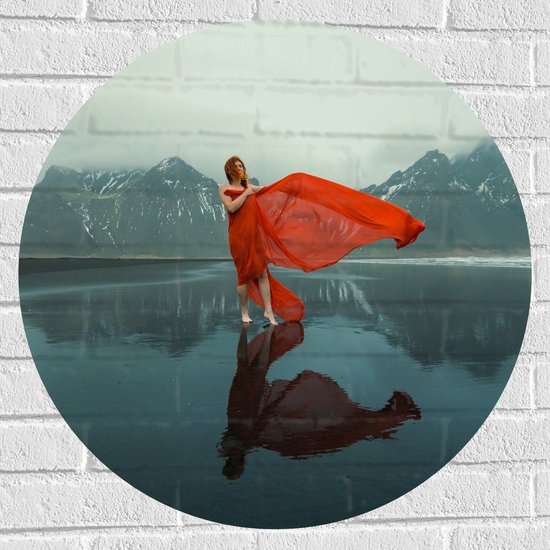 Muursticker Cirkel - Vrouw in Sierlijk Rode Jurk Dansend op het IJs in Berglandschap - 70x70 cm Foto op Muursticker