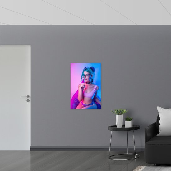 PVC Schuimplaat- Vrouw in Bikini bij Paars met Blauw Licht - 60x90 cm Foto op PVC Schuimplaat
