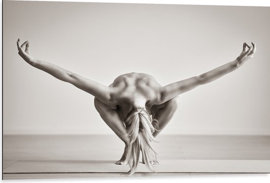 Dibond - Vrouw met Gespreide Armen Yogapositie (Zwart- wit) - 105x70 cm Foto op Aluminium (Wanddecoratie van metaal)