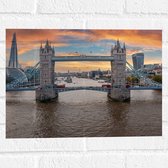 Muursticker - Vooraanzicht van de Tower Bridge in Londen tijdens Zonsondergang - 40x30 cm Foto op Muursticker