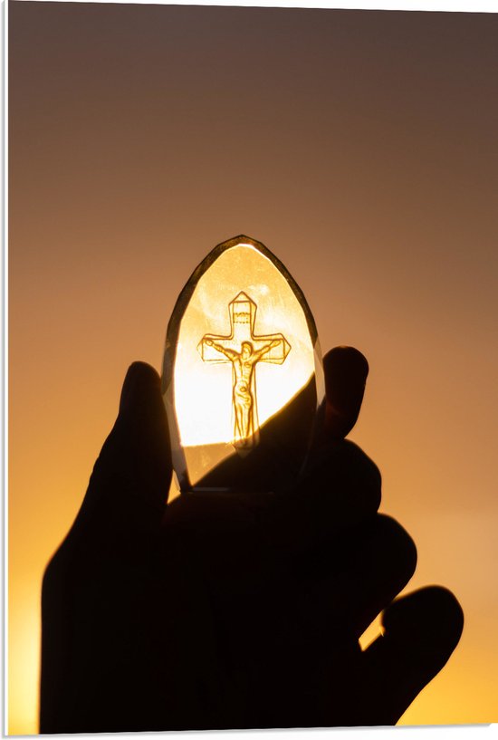 PVC Schuimplaat - Doorzichtige Steen met Christelijk Kruis tegen het Zonlicht - 50x75 cm Foto op PVC Schuimplaat (Met Ophangsysteem)