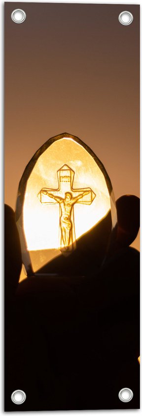 Tuinposter – Doorzichtige Steen met Christelijk Kruis tegen het Zonlicht - 20x60 cm Foto op Tuinposter (wanddecoratie voor buiten en binnen)