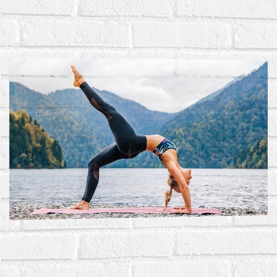 Muursticker - Vrouw in Yogapositie aan het Water in Berg Landschap - 60x40 cm Foto op Muursticker