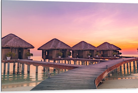 Dibond - Vlonder naar Beach Resorts in Zee tijdens Zonsondergang - 105x70 cm Foto op Aluminium (Wanddecoratie van metaal)