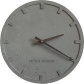 Urbn Stone beton klok - stille minimalistische klok Ø32 - handgemaakt met houten wijzers - stil uurwerk