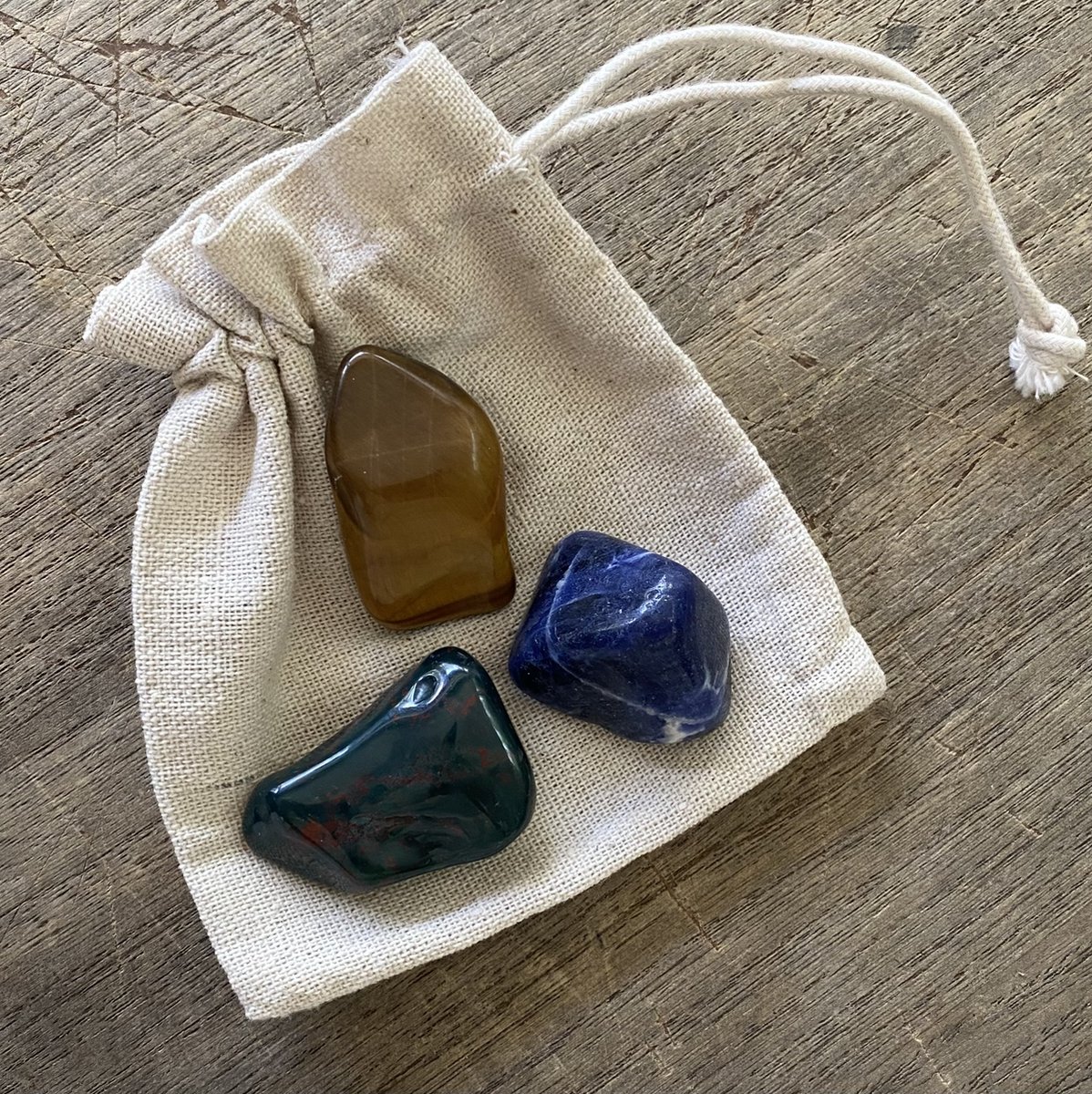 Trio Stoere Stenen - Bescherming - Moed - Doorzettingsvermogen - Trouw - Waarheid - Tijgeroog - Sodaliet - Heliotroop - 3-4 cm - Zakstenen - Vriendschap - Steun - Cadeau - Knuffelsteen - Edelsteen