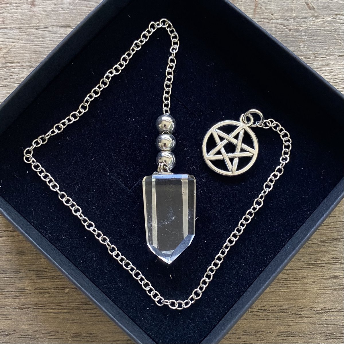 Pendel Bergkristal Punt met Pentagram - 24 cm - Zuiverend - Magie - Bescherming - Bewaardoosje - Edelsteen - Spiritualiteit - Pendelen - Waarzeggerij - Toekomst - Bewustzijn