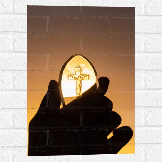 Muursticker - Doorzichtige Steen met Christelijk Kruis tegen het Zonlicht - 40x60 cm Foto op Muursticker