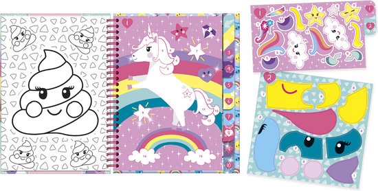 Un livre ouvert "Sticker by number" Licorne montre une page de coloriage avec un caca souriant et une page avec une licorne sur un arc-en-ciel. Une feuille de pièces de puzzle et d'autocollants est à côté.