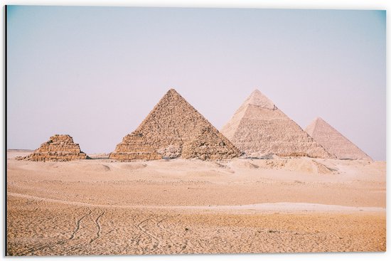 Dibond - Piramides van Gizeh in de Woestijn - 60x40 cm Foto op Aluminium (Wanddecoratie van metaal)