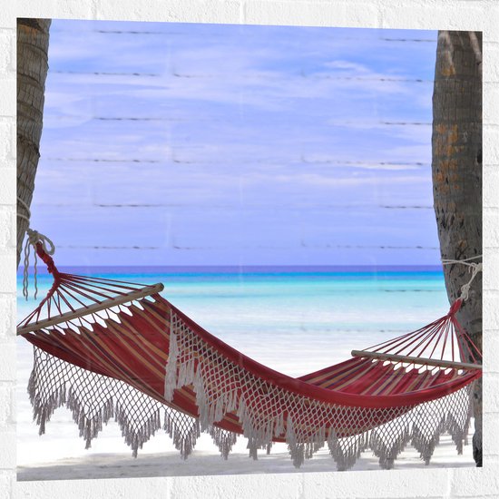 WallClassics - Muursticker - Rode Ibiza Hangmat op Tropisch Strand - 80x80 cm Foto op Muursticker