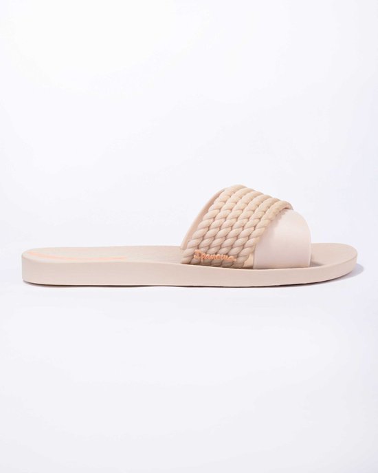 Lichtbruine Ipanema slipper met gevlochten band, zijaanzicht.