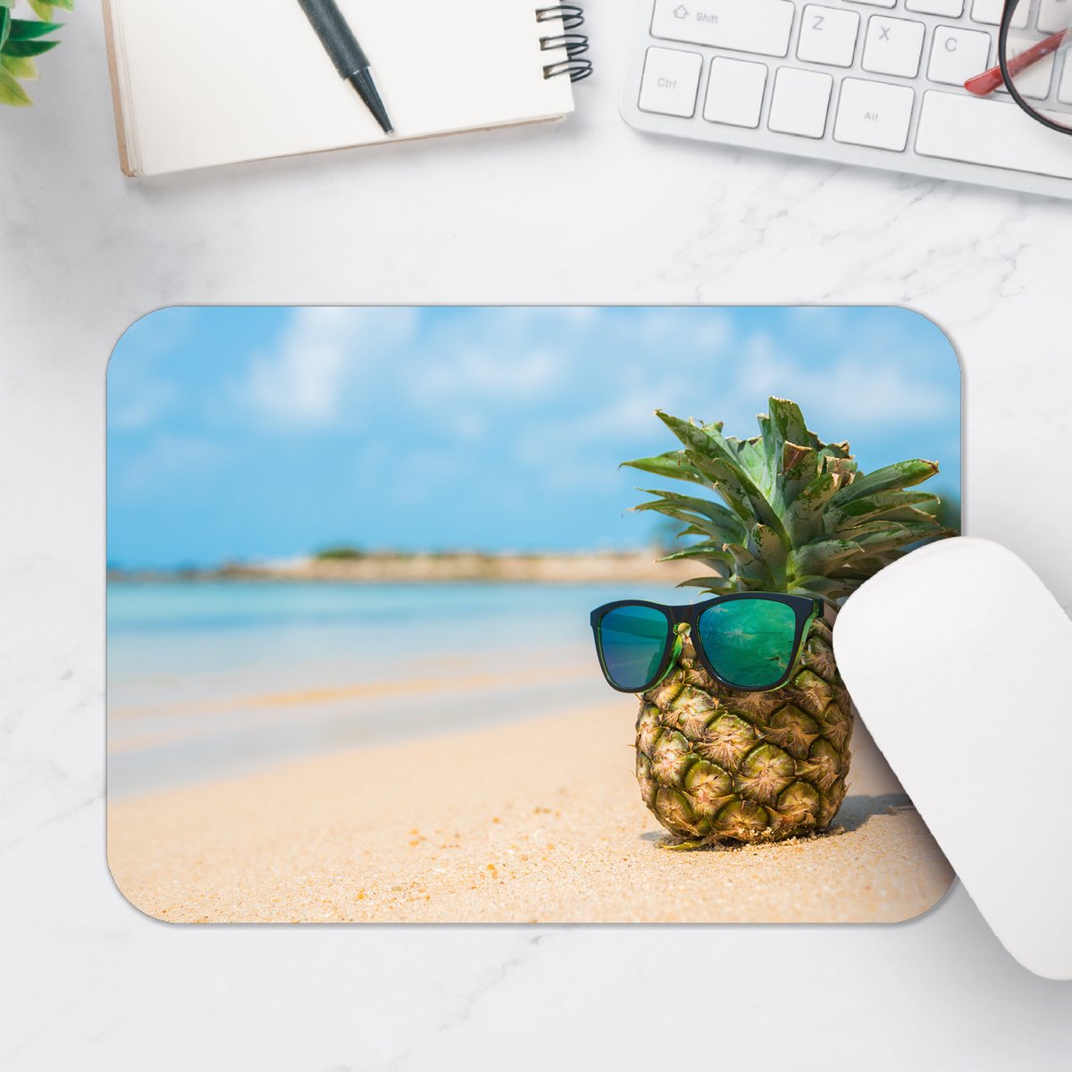 Muismat - Ananas met Zonnebril Chillend op het Strand - 25x18 cm - 2 mm Dik - Muismat van Vinyl