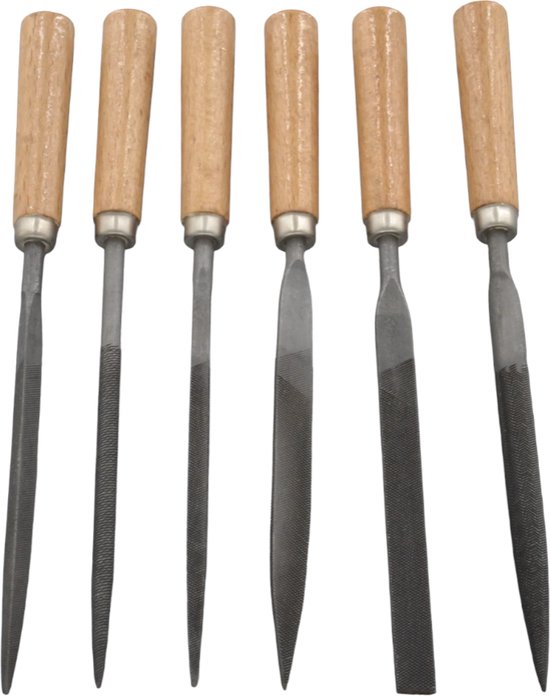 Set van zes vijlen met elk een houten handvat.