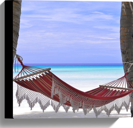 WallClassics - Canvas - Rode Ibiza Hangmat op Tropisch Strand - 30x30 cm Foto op Canvas Schilderij (Wanddecoratie op Canvas)