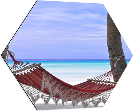 WallClassics - Dibond Hexagon - Rode Ibiza Hangmat op Tropisch Strand - 80x69.6 cm Foto op Hexagon (Met Ophangsysteem)