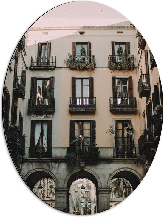 Dibond Ovaal - Apartementencomplex met Plantjes op de Balkons - 51x68 cm Foto op Ovaal (Met Ophangsysteem)