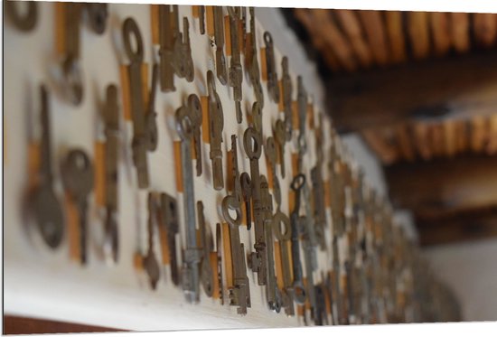 Dibond - Close-up van Sleutels aan de Muur - 120x80 cm Foto op Aluminium (Met Ophangsysteem)