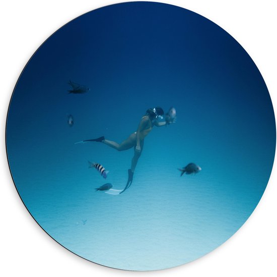 WallClassics - Dibond Muurcirkel - Duiker Zwemmend met Vissen op Zeebodem - 60x60 cm Foto op Aluminium Muurcirkel (met ophangsysteem)