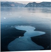 WallClassics - Acrylglas - Controuen in Bevroren Water bij Bergen - 100x100 cm Foto op Acrylglas (Wanddecoratie op Acrylaat)