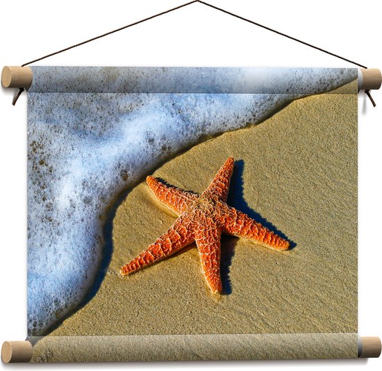 WallClassics - Textielposter - Oranje Zeester bij Schuimende Golven op het Strand - 40x30 cm Foto op Textiel