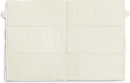 Opgevouwen lichtbeige verschoonmat met vierkante vakken en drukknoopjes aan de zijkanten.