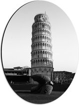 Dibond Ovaal - Toren van Pisa - Zwart Wit - 30x40 cm Foto op Ovaal (Met Ophangsysteem)