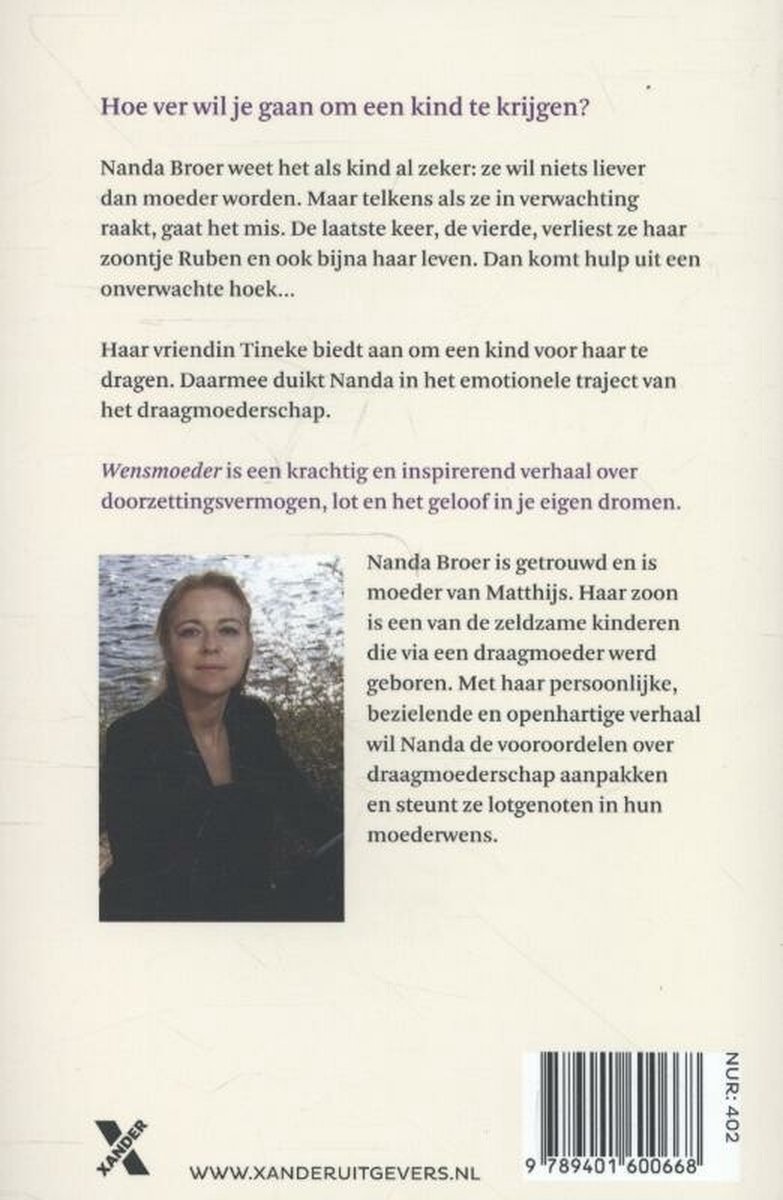 Achterkant van een boek met tekst en een portret van Nanda Broer, met de titel 'Wensmoeder'.
