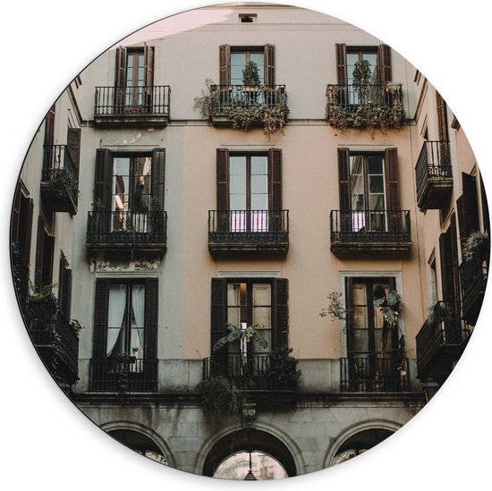 Dibond Muurcirkel - Apartementencomplex met Plantjes op de Balkons - 60x60 cm Foto op Aluminium Muurcirkel (met ophangsysteem)
