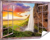 Gards Tuinposter Doorkijk Waterval in IJsland met Zonsondergang - 120x80 cm - Tuindoek - Tuindecoratie - Wanddecoratie buiten - Tuinschilderij