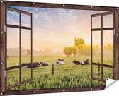 Gards Tuinposter Doorkijk Koeien in de Wei tijdens Zonsopgang - 180x120 cm - Tuindoek - Tuindecoratie - Wanddecoratie buiten - Tuinschilderij