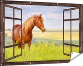 Gards Tuinposter Doorkijk Bruin Paard in de Wei - 150x100 cm - Tuindoek - Tuindecoratie - Wanddecoratie buiten - Tuinschilderij