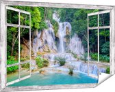 Gards Tuinposter Doorkijk Waterval in het Tropische Natuur - 150x100 cm - Tuindoek - Tuindecoratie - Wanddecoratie buiten - Tuinschilderij