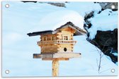 Tuinposter – Dikke Laag Sneeuw in Houten Vogelhuisje - 60x40 cm Foto op Tuinposter (wanddecoratie voor buiten en binnen)